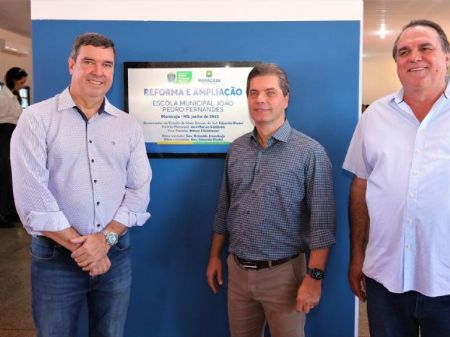 Governador Eduardo Riedel, prefeito Marcos Calderan e vice Mauro Christianini durante a inauguração da Escola João Pedro Fernandes em Maracaju