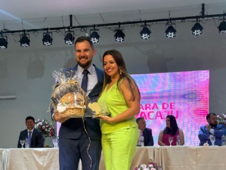 Vereador Diogo Frizzo e a esposa Gabriela durante a homenagem