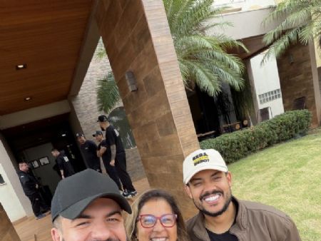 a jornalista Hosana de Lourdes com os sertanejos