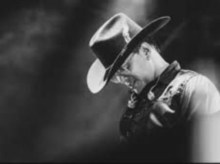 Yeison Jiménez construiu uma trajetória relevante dentro do gênero, sendo reconhecido por abordar temas como superação