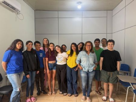 professora e psicóloga Rafaela Abranches, coordenadora do projeto, a jornalista Hosana de LOurdes e os alunos do Ação Jovem