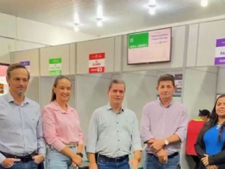 Médico rregulador Dr Charles, secretária de saúde Chirlei, prefeito Marcos Calderan, vereador Catito e Cleide (CAS)