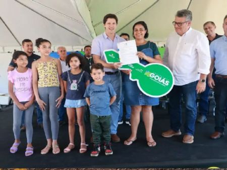 Prefeito Vinicius durante entrega das unidades habitacionais