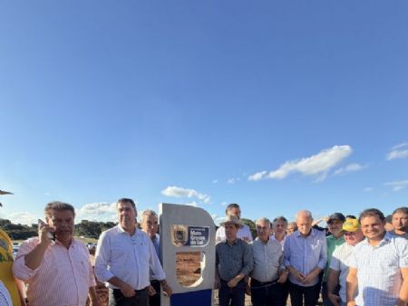 Governador Eduardo Riedel, ex governador Reinaldo Azambuja, prefeito Marcos Calderan, Rener Barbosa presidente da câmara e demais autoridades no prolongamento da Fellinto Muller