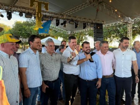 Presidente da Câmara entrega Comenda João Pedro Fernandes ao governador Eduardo Riedel e ao ex-governador Reinaldo Azambuja durante agenda em Maracaju