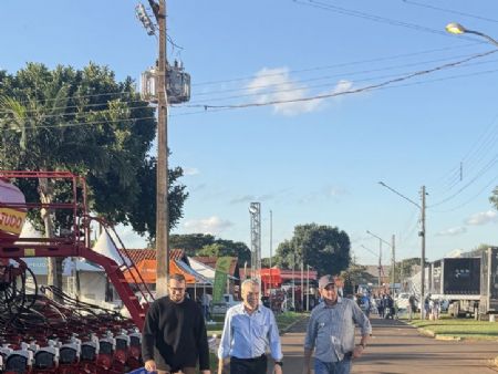 O deputado estadual no Parque de Exposição de Maracaju com Valdenir Portela