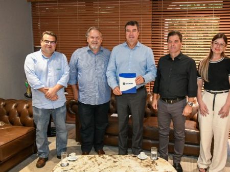 Fabio Caminha Diretor da Famasul, Marco Antônio presidente do Sindicato Rural de Maracaju, Eduardo Riedel Governador, prefeito Marcos Calderan e Dayani Barbosa secretaria de governo na Capital Campo Grande