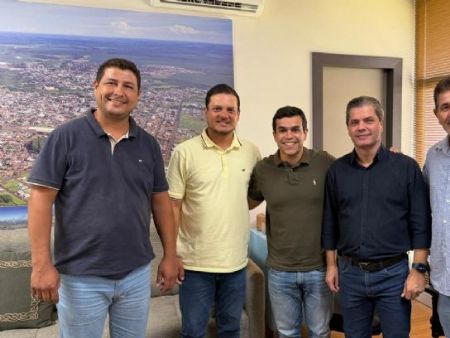 Deputado Beto Pereira com vereadores, Catito, Patric Ribas, Daniel Esquivel   e o prefeito Marcos Calderan