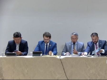 Ao centro vereador presidente Rener Barbosa durante a sessão desta segunda feira, dia 13