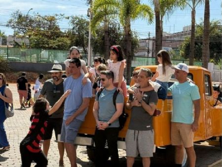 Legenda: Pais e filhos lado a lado, sorrisos no sol do Cerrado e memórias que ficam para sempre — assim foi o Dia dos Pais na Escola Canadense de Brasília, celebrado com afeto, diversão e momentos únicos em família.