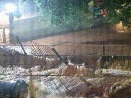 Rua Chaadi Scaff, cruzamento com a Joaquim Murtinho, no Centro, veículos estacionados foram levados pela correnteza