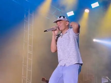O cantor João Gomes durante show em Campo Grande