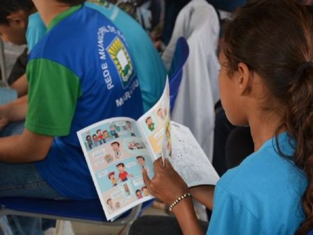 Revistinha entregue aos alunos das escolas municipais