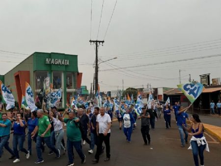 Candidato a reeleição prefeito caminhou do Bairro ao centro ao lado da primeira dama Meire