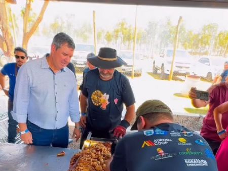 Governador eduardo Riedel na Festa do Leitão no Rolete