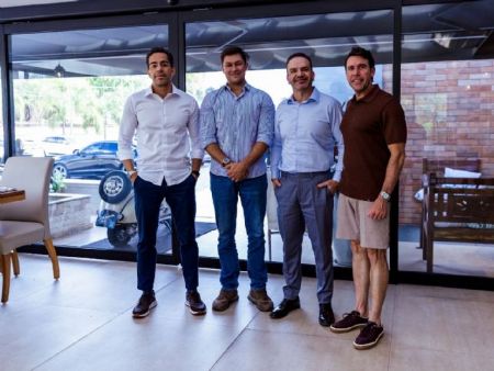 Legenda: Felipe Maldonado, CEO da Omnium Incorporadora, celebra ao lado dos novos sócios — Ravell Nava,  Jean Oliveira e Leandro Vaz — o início da nova fase da Fazenda da Matta, marcada por solidez, visão estratégica e propósito compartilhado.