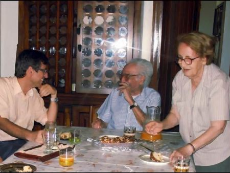Stella Barros com o poeta e Bosco na residência transformada em Museu-Casa Quintal Manoel de Barros.