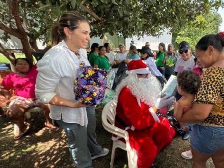 Primeira dama Mônica Riedel durante entrega de brinquedos em Corumbá