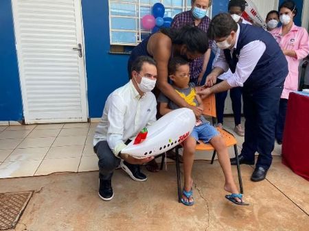 José Luiz é a primeira criança vacinada contra a Covid-19 em Campo Grande - Foto: Naiara Camargo / Correio do Estado