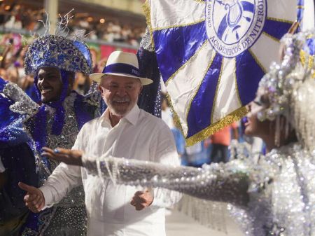 PKSAP 15/02/2026 - CARNAVAL /SAPUCAI - . Escola Acadêmicos de Niterói, desfila com o enredo é “Do alto do mulungu surge a esperança: Lula, o operário do Brasil” , no carnaval do grupo especial na Sapucaí , Rio de Janeiro. Lula e Eduardo Paes .Foto Pedro K