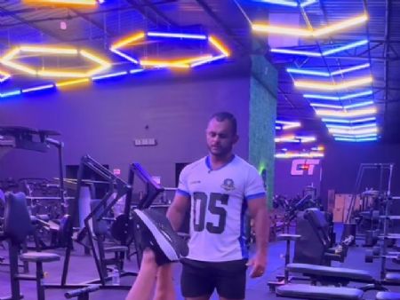 Personal acompanha o aluno durante seu treino