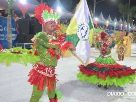 1º casal de mestre-sala e porta-bandeira, Eduardo e Júlia Saff homenagearam Zumbi dos Palmares e Dandara