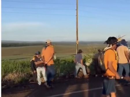 Indigenas no local do bloqueio na MS 162
