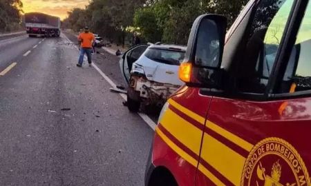 Viatura dos bombeiros e carro envolvido em acidente fatal. (Foto: Divulgação/Bombeiros)