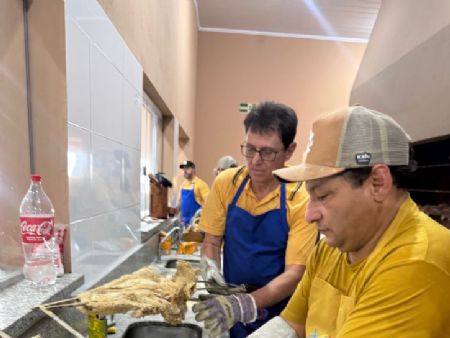 equipe organizadora preparando o carneiro na farinha