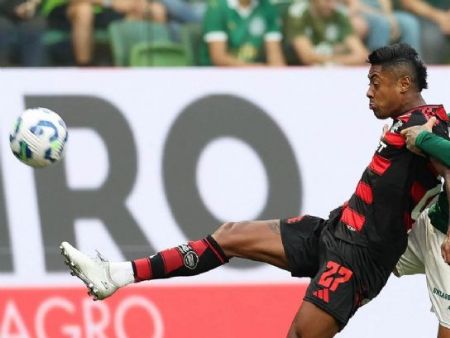 O atacante Bruno Henrique, do Flamengo, tenta jogada sobre o zagueiro palmeirense, Gustavo Gómez; Crédito: Divulgação/Cesar Greco/Agência Palmeiras