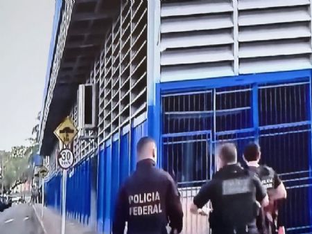 Policiais na frente do camelodromo de Campo Grande