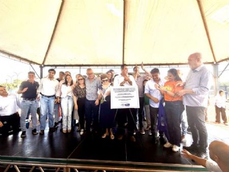 Governador e familia com autoridades