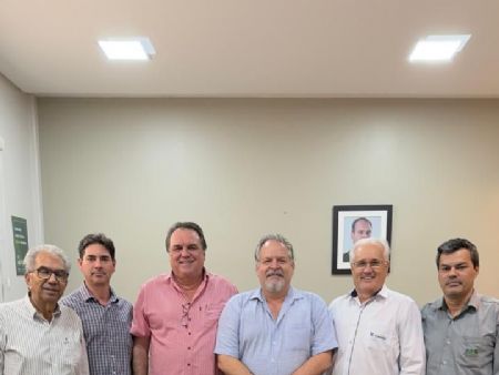 Valdenir Portela Cardoso, Irineu José Busatto, o vice-prefeito Mauro Cristianini, Roberto Oliveira Silva Jr e Roney Pedroso, com o presidente do Sindicato Rural do município