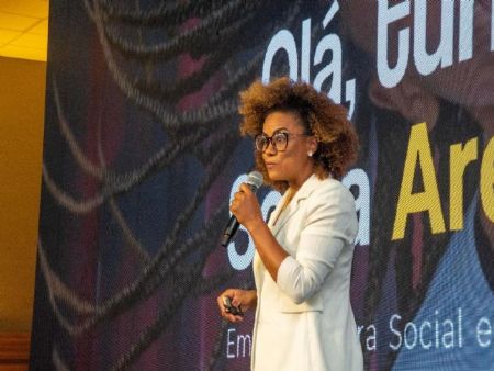 Aretha Duarte: palestrante, empreendedora social, empresária e a primeira mulher latino-americana a chegar ao topo do Monte Everest. Crédito imagem: divulgação.