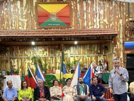 Deputado estadual Paulo Correa durante discurso no CTG Maracaju