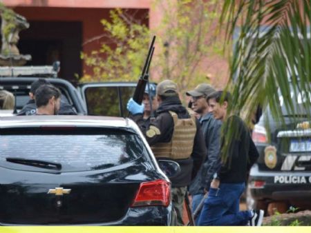 Policiais no local do crime