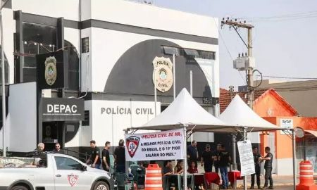 Policiais civis se concentram em frente à Depac Centro durante segunda paralisação da categoria por melhoria salarial (Foto: Henrique Kawaminami)