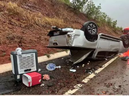 Frente de caminhonete ficou destruida com o impacto do acidente (Foto: Sidney Assis)