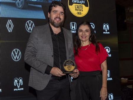 Na foto, Leonardo Aredias, nosso Customer Service & Aftersales Operations Sr. Director, recebe o prêmio da jornalista Cláudia Carsughi