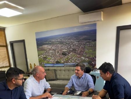 Hélio Peluffo e o prefeito Marcos Calderan durante encontro em Maracaju