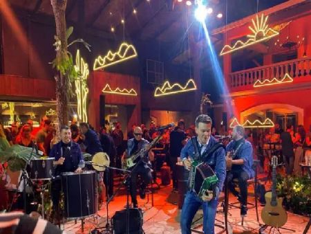 Nesse dia, a partir da meia-noite, show de Michel Teló.