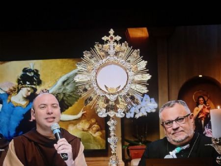 Padre Marlon no rosário da madrugada com Frei Gilson