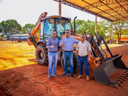 Prefeito Vinícius Terin e o Vice-Prefeito Dr. Paulinho com a maquina adquirida