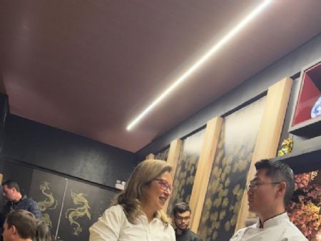 Hosana de Lourdes jornalista conversando com Willian que participa do Campeonato Brasileiro de Sushi 2025 – o palco onde a arte encontra a excelência.