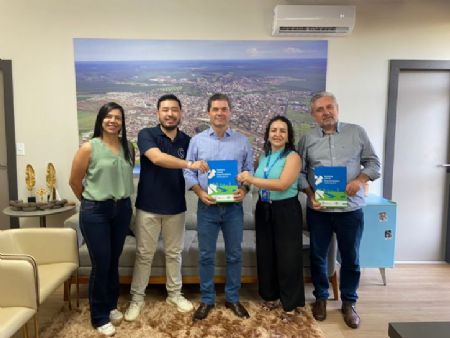 Prefeito Marcos Calderan, secretario Agadir  com equipe do Sebrae na entrega do relatório