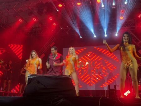 No Palco Luiz Carlos e Bailarinas cantam e encantam Rio Brilhante