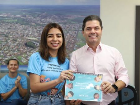 Prefeito Marcos Calderan em seu gabinete recebendo o documento oficial