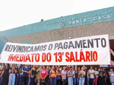 Manifestantes usam cartazes durante protesto (Foto: Juliano Almeida)