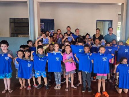 prefeito Marcos Calderan e vereadores durante a entrega