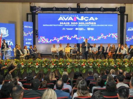 O governador Eduardo Riedel, presente no evento, destacou o esforço conjunto entre os poderes Executivo e Legislativo.